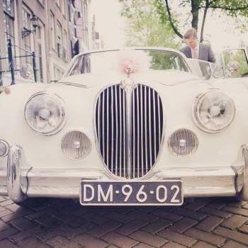 Se você é fã do estilo vintage e pretende fazer um casamento neste estilo que tal usar um carro retrô no dia da festa?