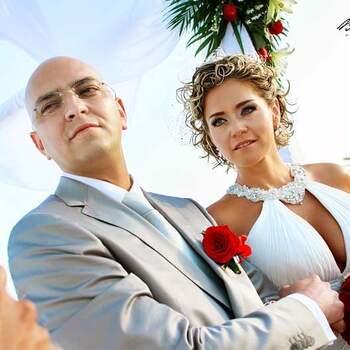 Boutonnière du marié avec une rose rouge, qui se combine avec le bouquet de la mariée.
Photo : Belmont