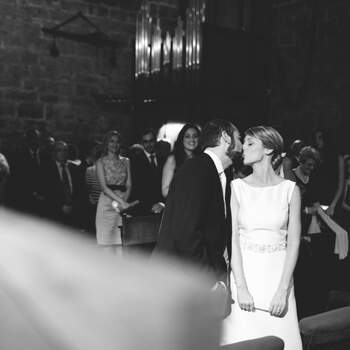 Otro tímido beso de los recién casados. Foto: Fotocine de boda.