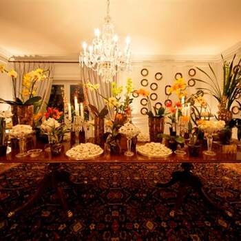 As orquídeas são lindas, clássicas e versáteis. Podem ser usadas em toda a festa e dão um charme mais que especial. Veja estas ideias da Lais Aguiar para usá-las na decoração.
