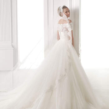 <a href="http://zankyou.9nl.de/n84e" target="_blank">Click here</a> to request an appointment with Pronovias. 