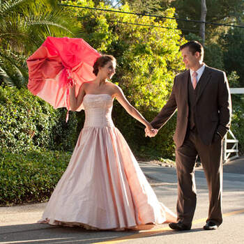 Muitas noivas preferem fugir do tradicional vestido branco, mas sem perder o toque clássico e romântico. Para isto, o rosa é perfeito. Veja estes vestidos na cor e escolha o que mais combina com você!!