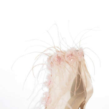 Aussi originales que ravissantes, voilà les caractéristiques de ces chaussures Oscar de la Renta 2012 agrémentées de plumes. 