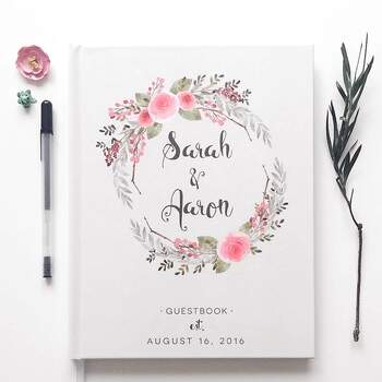 Libro de firmas para invitados con ilustracion floral en la portada. Credits: Scoutmob