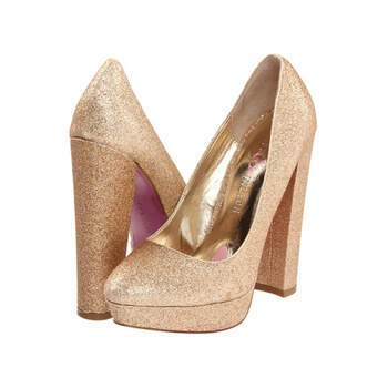 Chaussure en or rose avec des talons hauts et le plate forme plus carré.
Photo : Paris Hilton
