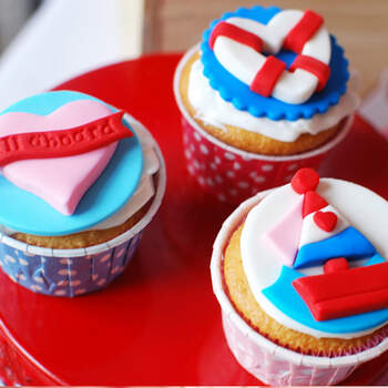 Cupcakes de inspiración 'navy'. Foto: Amy Atlas