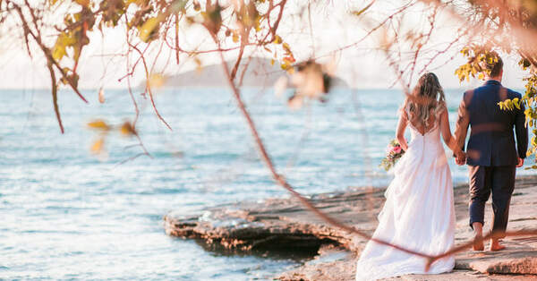 5 Dicas de como escolher o vestido de noiva perfeito para um casamento na  praia
