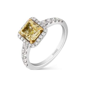 Solitario de oro blanco con un diamante amarillo de talla cushion rodeado de diamantes en la orla y los brazos, de Suárez