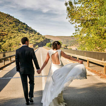 Bonita imagen del primer paseo de los recién casados. Foto: Jesús Vecino. Flor de Naranja.