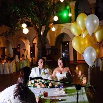 Contratas el espacio abierto de un salón de bodas y es allí donde se realiza la celebración y la fiesta. 