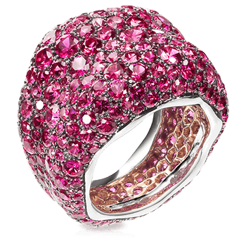 Inspirado en los pintores y poetas del Simbolismo ruso, este anillo es uno de los más espectaculares de la firma, en oro blanco y rosa y cubierto de zafiros rosas de talla circular. Foto: Fabergé