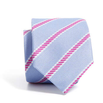 Esta corbata de seda azul y raya blanca y fuxia es una de nuestras favoritas. Foto: SOLOiO.