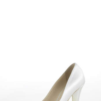 Escarpins blancs ouvert à hauts talons et semelle compensée. Un ravissant modèle Oscar de la Renta 2012.