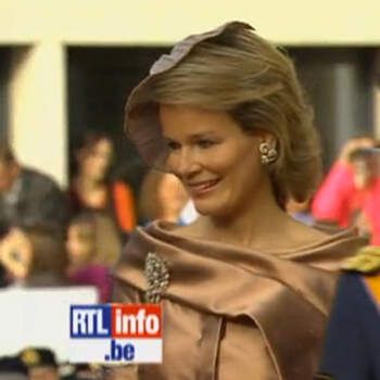 Matiklde de Bélgica volvió a destacar por su elegancia con este traje con abrigo a juego en color café. Foto: RTL News