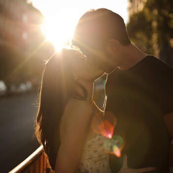 Cualquier momento es bueno para captar la magia del beso de unos novios. Foto: U&amp;U photo. Web: http://www.u-uphoto.com/	