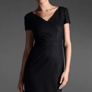 Sempre surpreendendo e encantando, a famosa marca italiana Giorgio Armani nos mostra sua coleção 2012/2013 de vestidos para convidadas. Elegantes e estilosos, são perfeitos para mulheres que querem estar lindas. Veja os modelos!