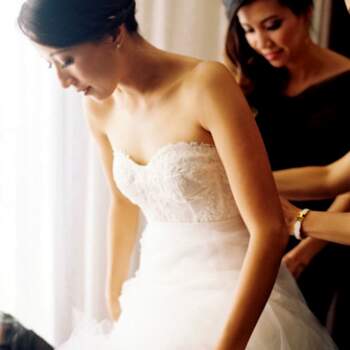 O corpete centra a atenção no busto, marcando a linha da cintura da noiva. É apropriado para noivas de silhueta esbelta. Foto: Caroline Tran 