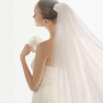 O véu é um dos complementos mais importantes do look de toda noiva. E, assim como o vestido, deve ser lindo e impecável. Por isto, inspire-se nestes modelos da Rosa Clará.

<a href="http://zankyou.9nl.de/ijc8" target="_blank">Descubra a nova colecção 2015 de Rosa Clará</a>