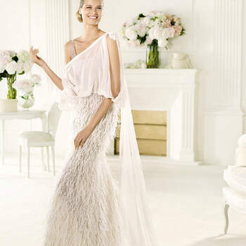 Con su falda a base de plumas, el modelo Valls es una de las estrellas de la colección. 