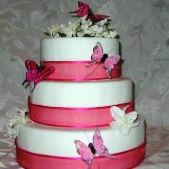 Nata, fresa y mariposas revoloteando, son los "ingredientes" de esta original tarta nupcial. Foto: My wedding cakes