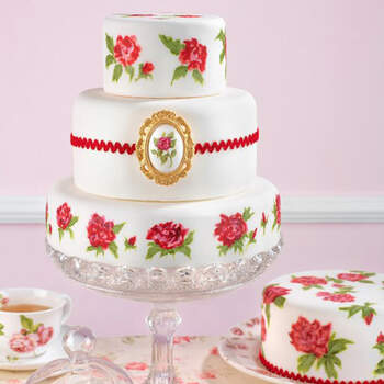 Pastel de inspiración años 50 con rosas pintadas a mano con colorantes comestibles y joya de pasta de azúcar que recrea un estilo nostálgico con un toque retro y romántico.