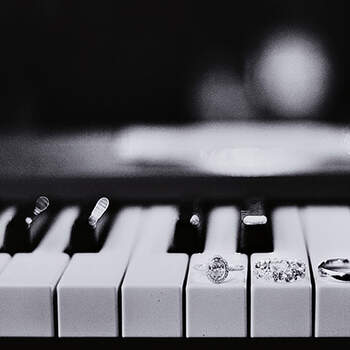 Los anillos de compromiso sobre el piano.
