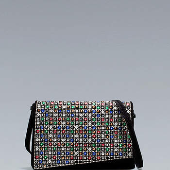 Bolso con cristales multicolor, de Zara. Foto: difusión