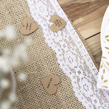 Chemin de table en jute et dentelle blanche - The Wedding Shop !