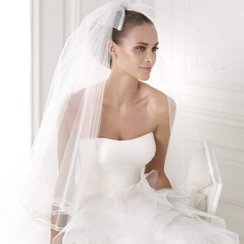 <a href="http://zankyou.9nl.de/n84e" target="_blank">Click here</a> to request an appointment with Pronovias.</p> 