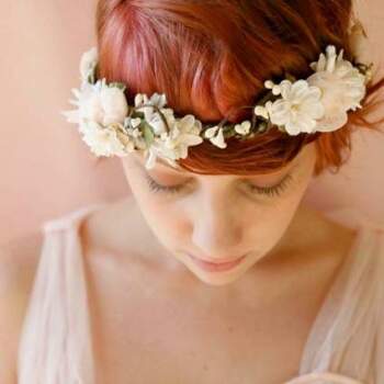 Si te casas al aire libre con un vestido sencillo, esta es tu corona de flores. Foto: Etsy.