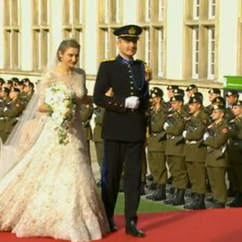 La novia, entrando en la catedral junto a su padre. Foto: RTL News