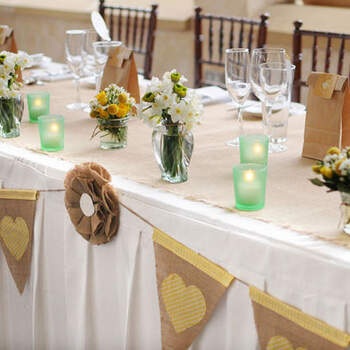 Centre de table version champêtre. Source : Style Me Pretty, Lynn Gail Organic Weddings