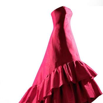 Vestido de noche en gros de Nápoles de seda de color fucsia, decorado con efecto moaré, realizado en 1963. Perteneció a doña Sonsoles Díez de Rivera y de Icaza. Foto: Museo Balenciaga.