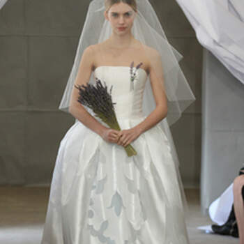 Robe bustier Carolina Herrera 2013. Volume et imprimé léger caractérisent cette robe de mariée.