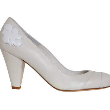 Chaussures de mariée Ellips de couleur blanche, modèle Daisy. Petite fleur au niveau du talon qui donne du caractère à ce modèle