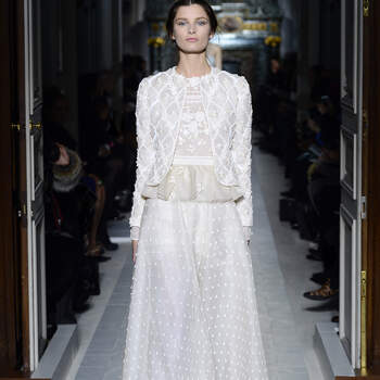 Este diseño con encaje y pedrería es ideal para una novia clásica. Foto: Valentino.