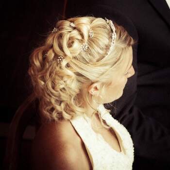 Brautfrisur für halblange Haare mit Diadem und Haarspangen. Foto: yourphoto.de