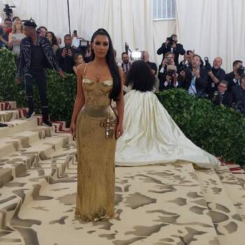 Kim Kardashian West em Versace | Foto: IG Met