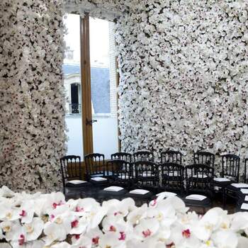 Las sillas, lacadas en negro, servían de contraste para un fondo de flores blancas. Foto: Dior