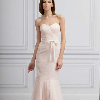 Monique Lhuillier apresentou, na New York Bridal Fashion Week de Abril de 2012, a sua colecção de vestidos para damas de honor (bridesmaids) 2013. Tanto a cor branca como a preta marcam presença nesta colecção, a acentuar o desaparecimento das convenções respeitantes ao dress code dos casamentos.