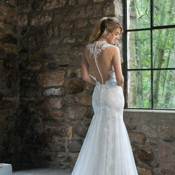 Modelo 44056, vestido de novia estilo corsé con botonadura en la espalda con aplicaciones de encaje y transparencias