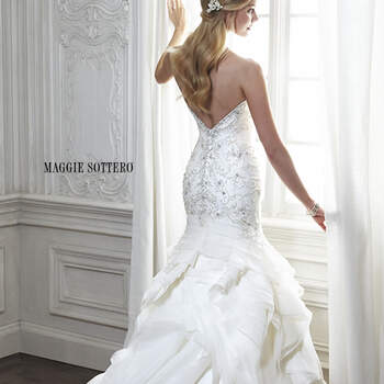 Cette robe de mariée luxueuse en organza est astucieusement drapée avec un corset brodé de cristaux Swarovski et un décolleté en cœur romantique. Se ferme avec un bouton de cristal qui recouvre la fermeture éclair et la fermeture élastique intérieure.

<a href="http://www.maggiesottero.com/dress.aspx?style=5MT153" target="_blank">Maggie Sottero Spring 2015</a>