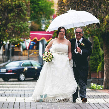 Los paraguas no tienen por qué deslucir la llegada de la novia. Foto: Ana Cruz.