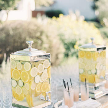 Dispensadores de agua con limón. Credits: Jen Huang