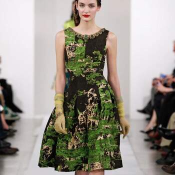 Este vestido en tonos verdes y negros estilo lady es muy adecuado para una invitada de día. Foto: Óscar de la Renta.