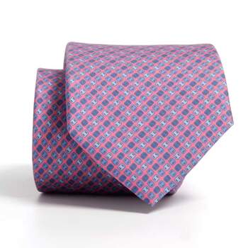 Corbata rosa con cuadros azules. Foto:SOLOiO.