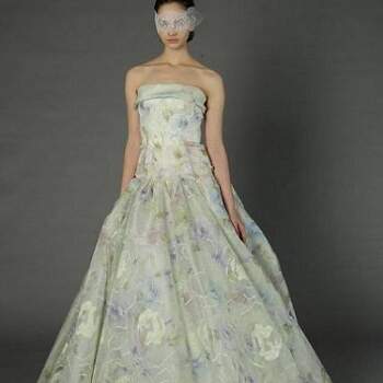 O vestido de noiva é uma escolha muito pessoal de cada noiva. Veja esta linda seleção de vestidos Douglas Hannant e inspire-se!
