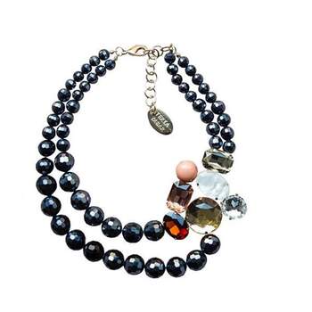 Perlas de cristal y broche con piedras de colores. Credits: Teria Yabar