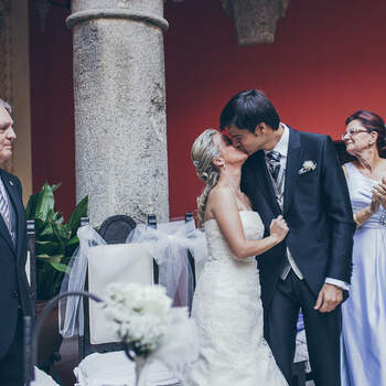 Precioso beso de los novios tras la ceremonia. Foto: Nano Gallego.