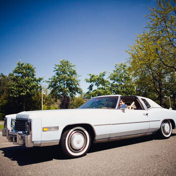 Elegante vehículo para una boda antigua. Foto: 2Rings Trouwfotografie y Feestudio